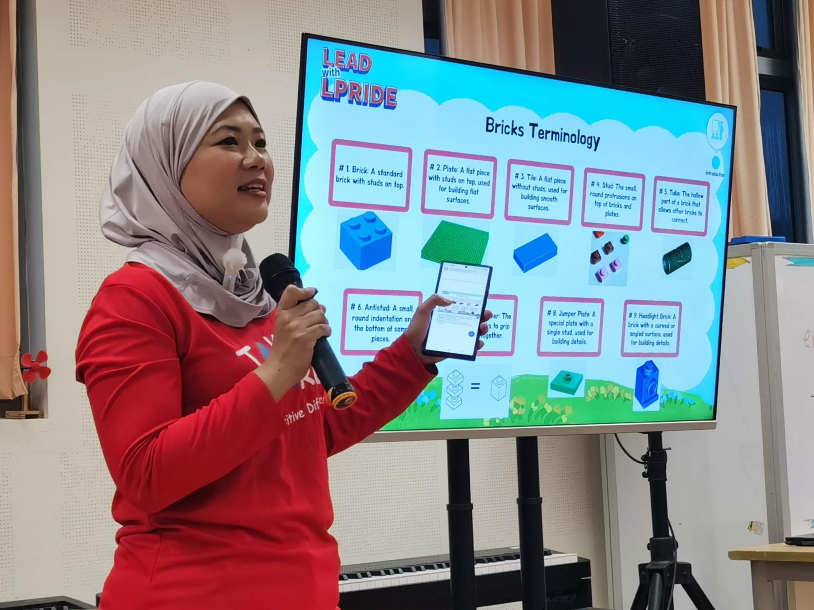 Mdm Nurhidayah, our PSG Chairperson, facilitating the workshop while presenting some slides